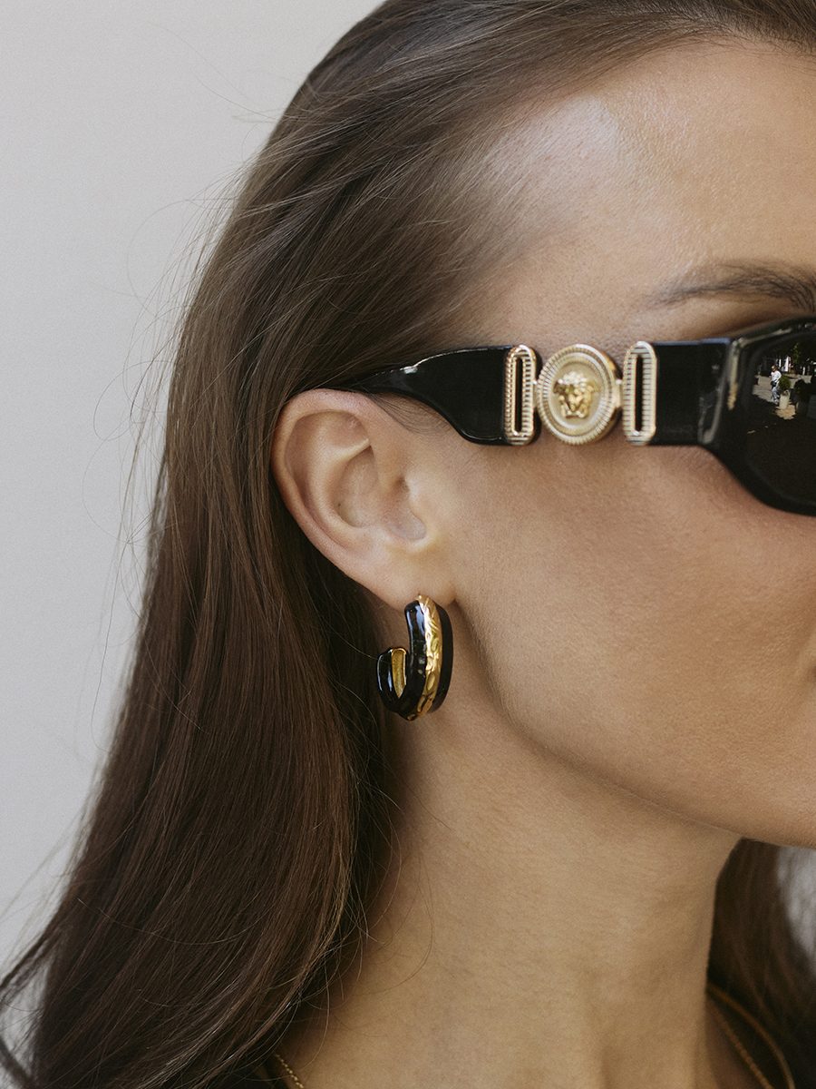 Серьги Black Mystique полукольца с мятой золотой вставкой из металла