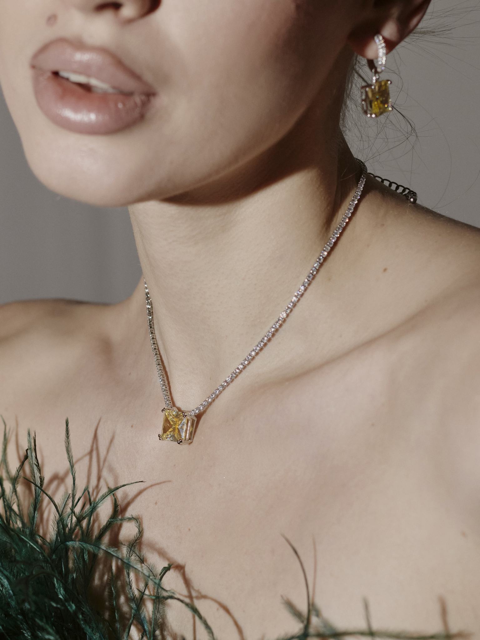 Чокер Prism of Elegance с желтым камнем и цепью в камнях