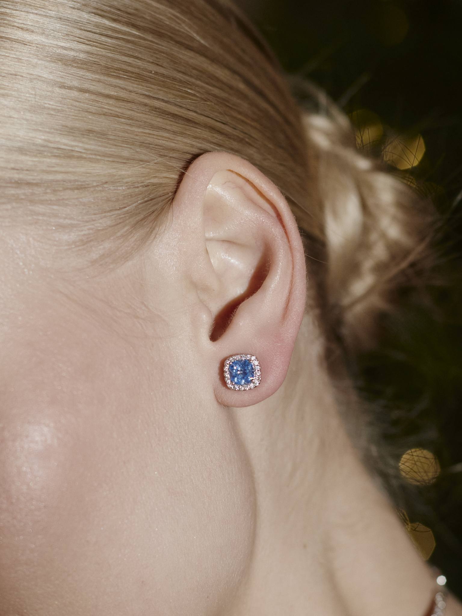 Серьги Prism of Elegance с камнями в голубом цвете инкрустированные белыми фианитами на штифтовом за