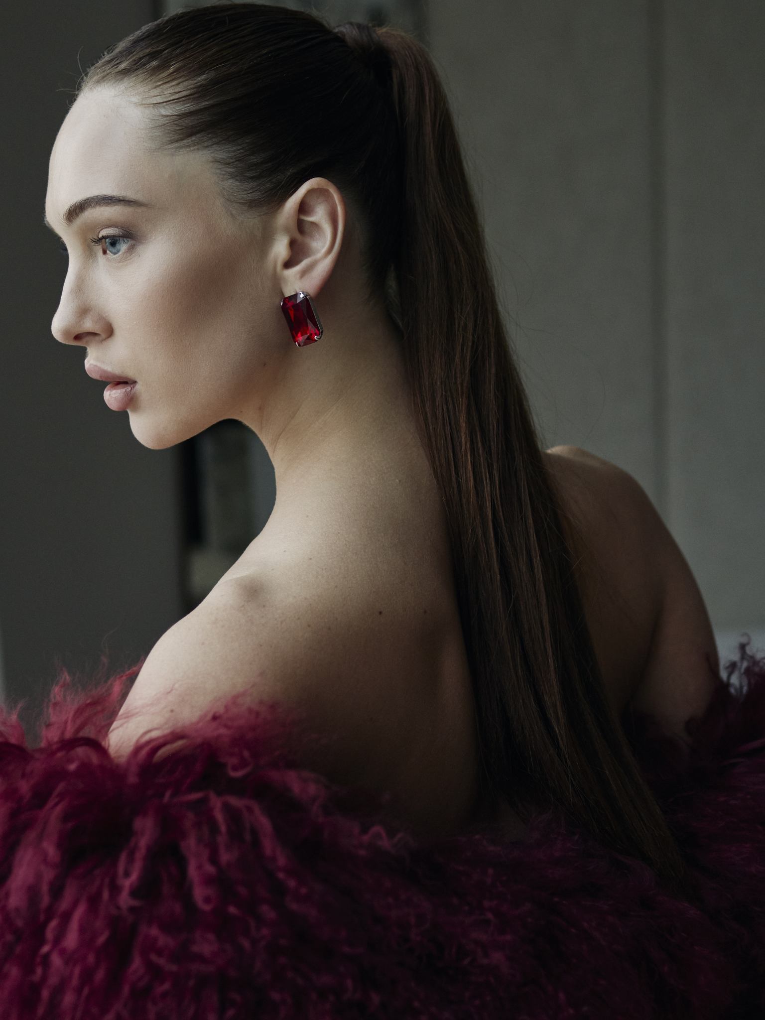 Серьги Prism of Elegance прямоугольной формы с камнями винного цвета