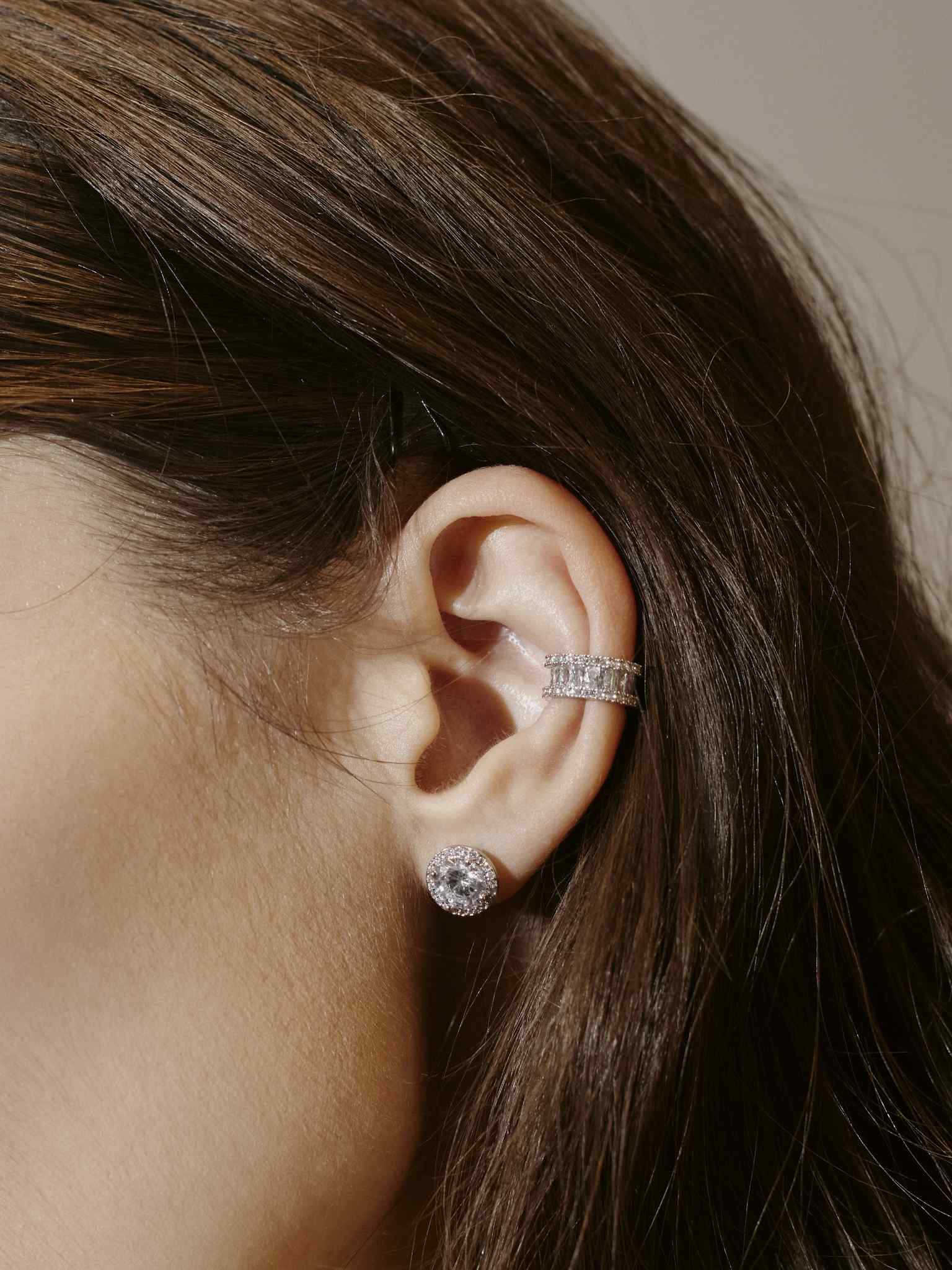 Серьги Crystal круглые с камнем и инкрустацией россыпью