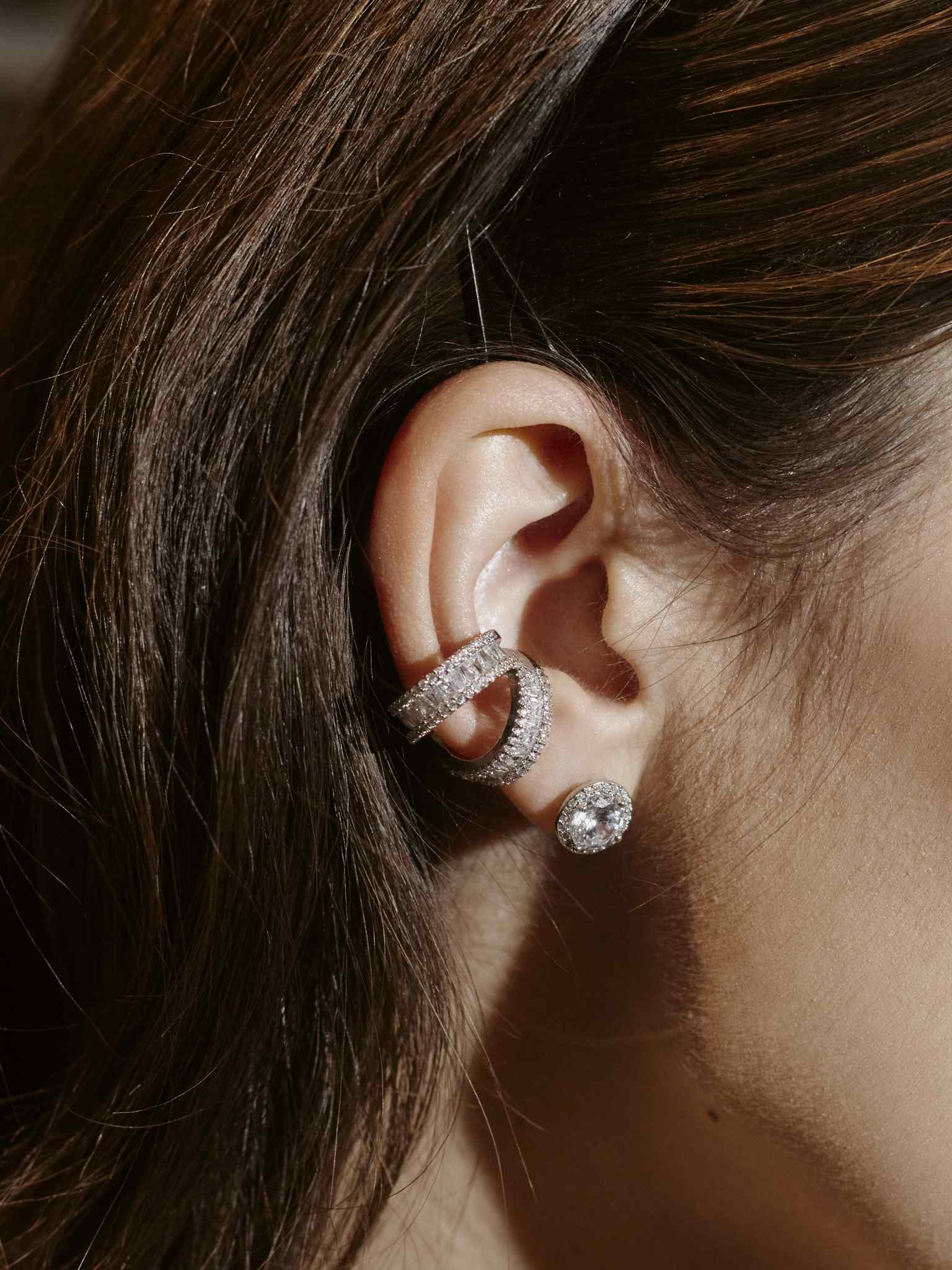 Серьги Crystal круглые с камнем и инкрустацией россыпью