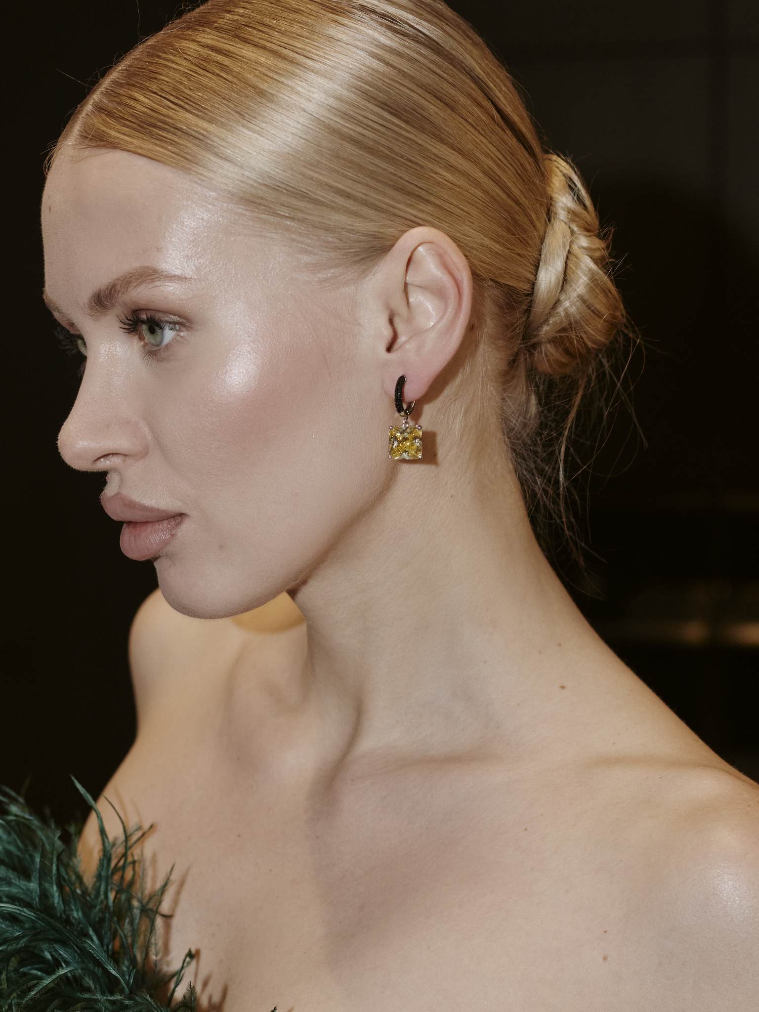 Серьги Prism of Elegance с желтыми камнями инкрустированные черными фианитами