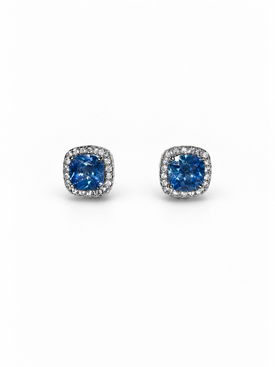 Серьги Prism of Elegance с камнями в голубом цвете инкрустированные белыми фианитами на штифтовом за