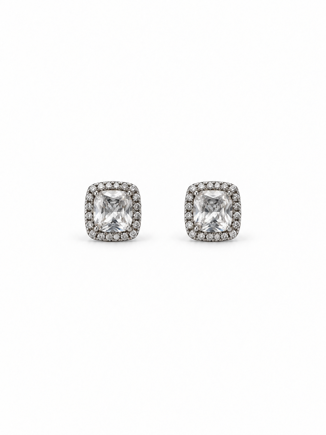Серьги Crystal с белыми камнями инкрустированными белыми фианитами