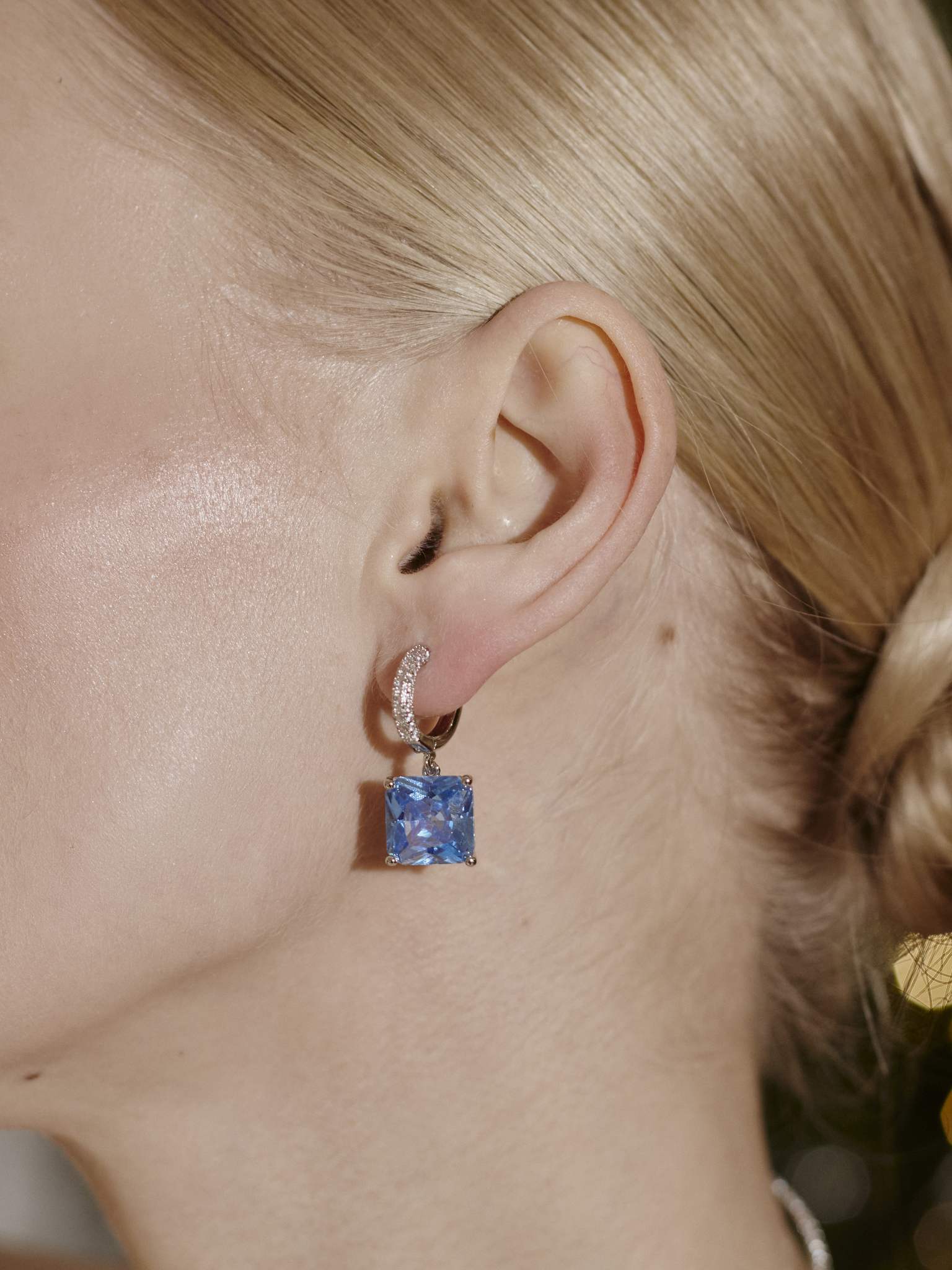 Серьги Prism of Elegance с камнями в голубом цвете инкрустированные белыми фианитами