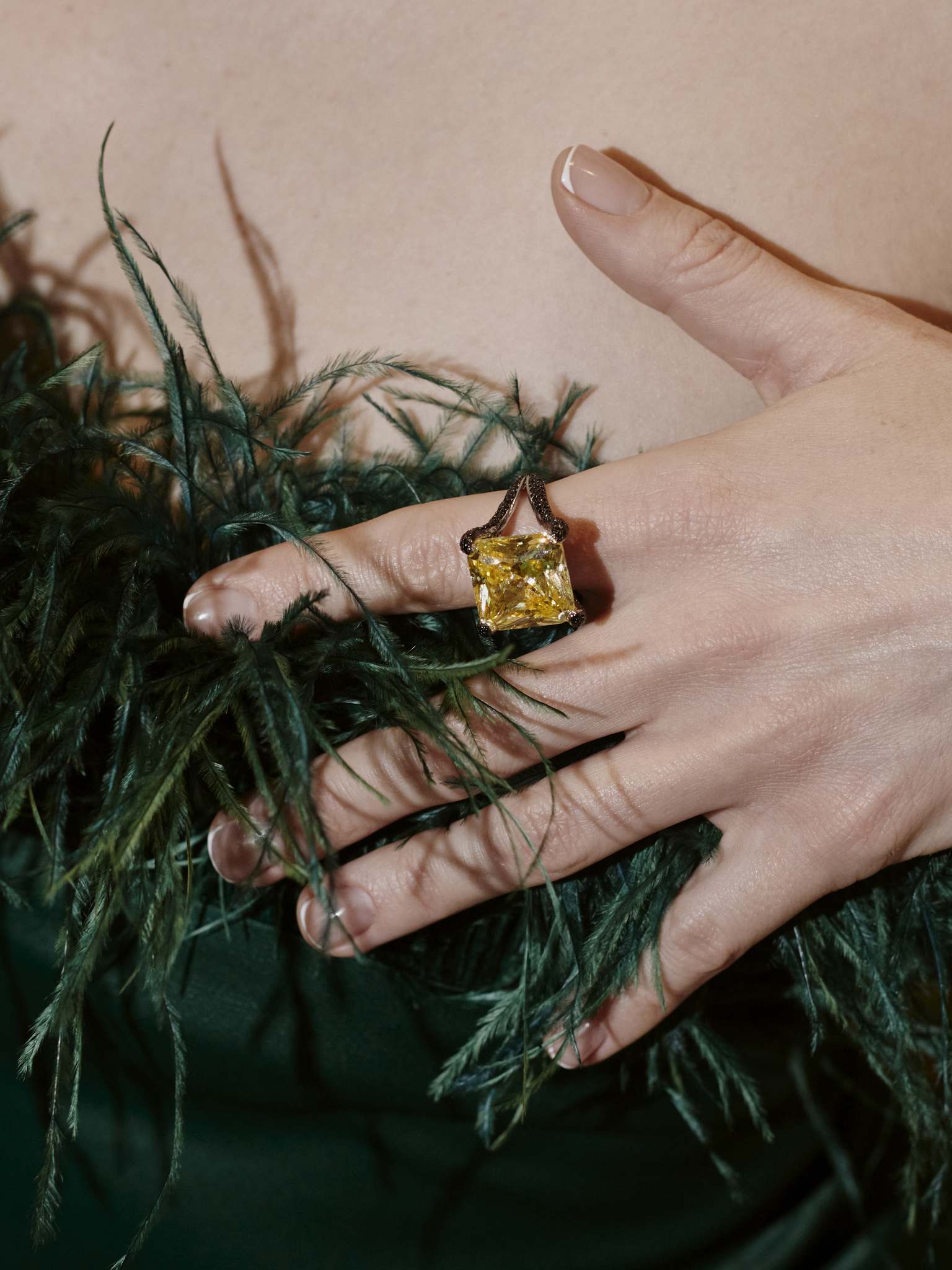 Кольцо Prism of Elegance крупным желтым камнем и черной россыпью